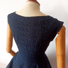 Charger l&#39;image dans la galerie, 1950s - Elegant Black &amp; Blue Textured Night Dress - W25 (64cm)
