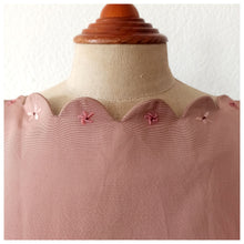Laden Sie das Bild in den Galerie-Viewer, 1950s - Adorable Antique Pink Beaded Dress - W27 (68cm)
