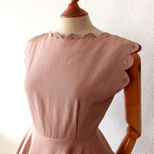 Laden Sie das Bild in den Galerie-Viewer, 1950s - Adorable Antique Pink Beaded Dress - W27 (68cm)

