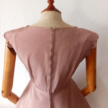 Laden Sie das Bild in den Galerie-Viewer, 1950s - Adorable Antique Pink Beaded Dress - W27 (68cm)
