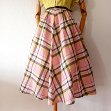 Laden Sie das Bild in den Galerie-Viewer, 1940s 1950s - Stunning &amp; Precious Yellow Pink Plaid Dress - W32 (82cm)
