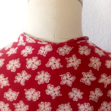 Cargar imagen en el visor de la galería, 1940s - Beautiful Red Floral Rayon Crepe 2pc Suit - W31 (80cm)
