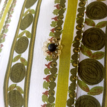 Laden Sie das Bild in den Galerie-Viewer, 1950s - Gorgeous Green Floral Rayon Dress - W29 (74cm)
