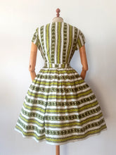 Laden Sie das Bild in den Galerie-Viewer, 1950s - Gorgeous Green Floral Rayon Dress - W29 (74cm)
