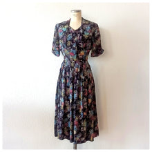 Charger l&#39;image dans la galerie, 1940s - Stunning Abstract Floral Cold Rayon Silk Dress - W29 (74cm)
