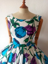 Carica l&#39;immagine nel visualizzatore di Gallery, 1950s - Spectacular Floral Print Cotton Dress - W25 (64cm)
