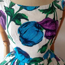 Load image into Gallery viewer, 1950s - Spectacular Floral Print Cotton Dress - W25 (64cm)
