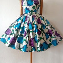 Carica l&#39;immagine nel visualizzatore di Gallery, 1950s - Spectacular Floral Print Cotton Dress - W25 (64cm)
