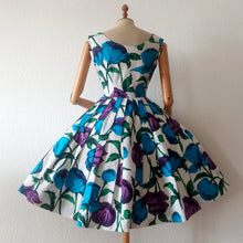 Carica l&#39;immagine nel visualizzatore di Gallery, 1950s - Spectacular Floral Print Cotton Dress - W25 (64cm)
