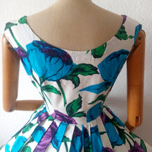 Carica l&#39;immagine nel visualizzatore di Gallery, 1950s - Spectacular Floral Print Cotton Dress - W25 (64cm)
