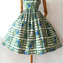 Laden Sie das Bild in den Galerie-Viewer, 1950s - Stunning German Rose Garden Dress - W29 (74cm)
