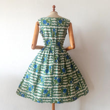 Laden Sie das Bild in den Galerie-Viewer, 1950s - Stunning German Rose Garden Dress - W29 (74cm)
