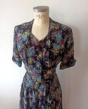 Charger l&#39;image dans la galerie, 1940s - Stunning Abstract Floral Cold Rayon Silk Dress - W29 (74cm)
