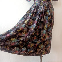 Charger l&#39;image dans la galerie, 1940s - Stunning Abstract Floral Cold Rayon Silk Dress - W29 (74cm)
