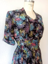 Charger l&#39;image dans la galerie, 1940s - Stunning Abstract Floral Cold Rayon Silk Dress - W29 (74cm)
