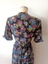 Charger l&#39;image dans la galerie, 1940s - Stunning Abstract Floral Cold Rayon Silk Dress - W29 (74cm)
