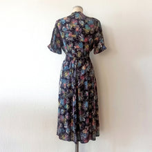 Charger l&#39;image dans la galerie, 1940s - Stunning Abstract Floral Cold Rayon Silk Dress - W29 (74cm)
