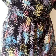 Charger l&#39;image dans la galerie, 1940s - Stunning Abstract Floral Cold Rayon Silk Dress - W29 (74cm)
