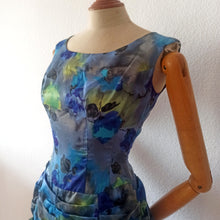 Laden Sie das Bild in den Galerie-Viewer, 1960s - Gorgeous Ruffled Skirt Cocktail Dress - W27 (68cm)
