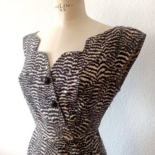 Laden Sie das Bild in den Galerie-Viewer, 1950s - Stunning Zebra Print Wiggle Dress - W25 (64cm)
