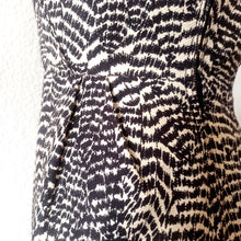 Laden Sie das Bild in den Galerie-Viewer, 1950s - Stunning Zebra Print Wiggle Dress - W25 (64cm)
