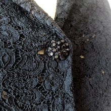 Cargar imagen en el visor de la galería, 1950s - Precious Black Cotton Lace Dress - W28 (72cm)
