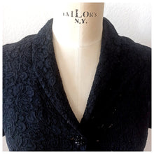 Cargar imagen en el visor de la galería, 1950s - Precious Black Cotton Lace Dress - W28 (72cm)
