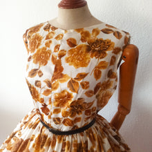 Laden Sie das Bild in den Galerie-Viewer, 1950s 1960s - Stunning Autumn Flowers Satin Dress - W28 (76cm)
