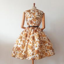 Laden Sie das Bild in den Galerie-Viewer, 1950s 1960s - Stunning Autumn Flowers Satin Dress - W28 (76cm)
