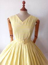 Charger l&#39;image dans la galerie, 1950s - Adorable Yellow White Textured Cotton Dress - W26 (66cm)
