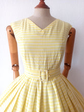 Charger l&#39;image dans la galerie, 1950s - Adorable Yellow White Textured Cotton Dress - W26 (66cm)
