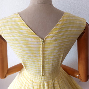 1950s - Adorable Yellow White Textured Cotton Dress - W26 (66cm)