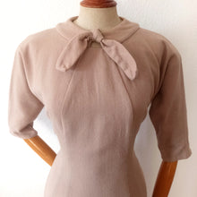 Laden Sie das Bild in den Galerie-Viewer, 1950s 1960s - Stunning Radically Curvy Wool Dress - W30 (76cm)
