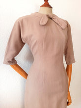 Charger l&#39;image dans la galerie, 1950s 1960s - Stunning Radically Curvy Wool Dress - W30 (76cm)
