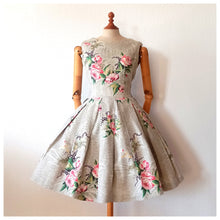 Cargar imagen en el visor de la galería, 1950s - Precious Back Bows Roseprint Dress - W28 (71cm)
