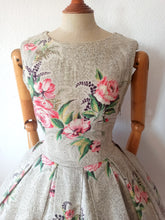 Cargar imagen en el visor de la galería, 1950s - Precious Back Bows Roseprint Dress - W28 (71cm)
