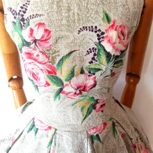 Cargar imagen en el visor de la galería, 1950s - Precious Back Bows Roseprint Dress - W28 (71cm)
