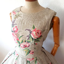 Cargar imagen en el visor de la galería, 1950s - Precious Back Bows Roseprint Dress - W28 (71cm)
