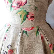 Cargar imagen en el visor de la galería, 1950s - Precious Back Bows Roseprint Dress - W28 (71cm)
