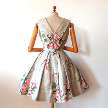 Cargar imagen en el visor de la galería, 1950s - Precious Back Bows Roseprint Dress - W28 (71cm)
