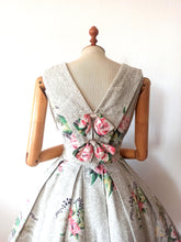 Cargar imagen en el visor de la galería, 1950s - Precious Back Bows Roseprint Dress - W28 (71cm)
