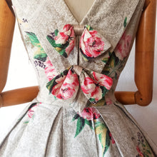 Cargar imagen en el visor de la galería, 1950s - Precious Back Bows Roseprint Dress - W28 (71cm)
