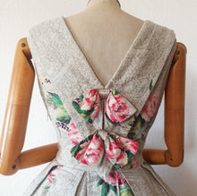 Cargar imagen en el visor de la galería, 1950s - Precious Back Bows Roseprint Dress - W28 (71cm)
