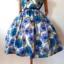 Carica l&#39;immagine nel visualizzatore di Gallery, 1950s - Stunning Ruffled Shawl Collar Floral Dress - W31 (80cm)
