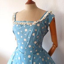 Laden Sie das Bild in den Galerie-Viewer, 1950s - Adorable German Baby Blue Dotted Cotton Dress - W34 (86cm)
