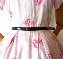 Laden Sie das Bild in den Galerie-Viewer, 1950s - Sweet Pink Floral Cotton Day Dress - W27 (68cm)
