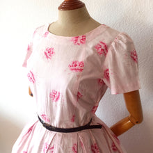 Cargar imagen en el visor de la galería, 1950s - Sweet Pink Floral Cotton Day Dress - W27 (68cm)
