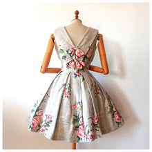 Cargar imagen en el visor de la galería, 1950s - Precious Back Bows Roseprint Dress - W28 (71cm)
