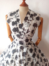 Cargar imagen en el visor de la galería, 1950s - Gorgeous Black Roses Nylon Dress - W27 (68cm)
