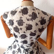 Cargar imagen en el visor de la galería, 1950s - Gorgeous Black Roses Nylon Dress - W27 (68cm)
